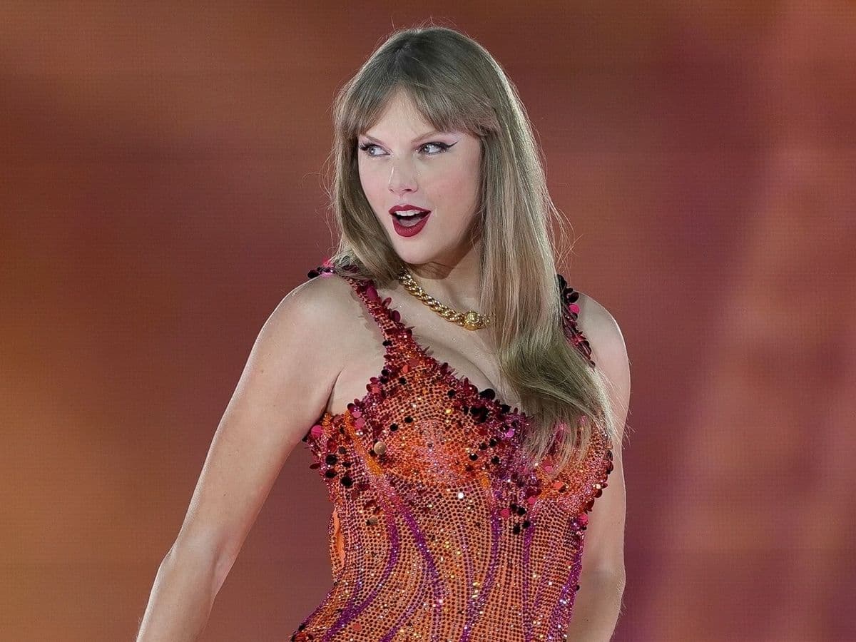 Taylor Swift Eyes Record‑Breaking VMA Sweep; New Artist Director Award on the Line