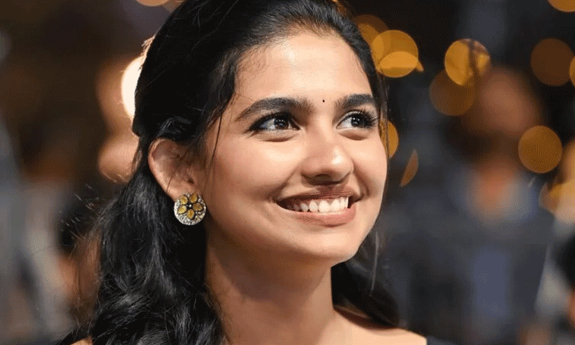 തെന്നിന്ത്യയുടെ പുതിയ ബോക്സ് ഓഫീസ് താരം; 100 കോടി ഹാട്രിക് തിളക്കത്തിൽ മമിത ബൈജു!
