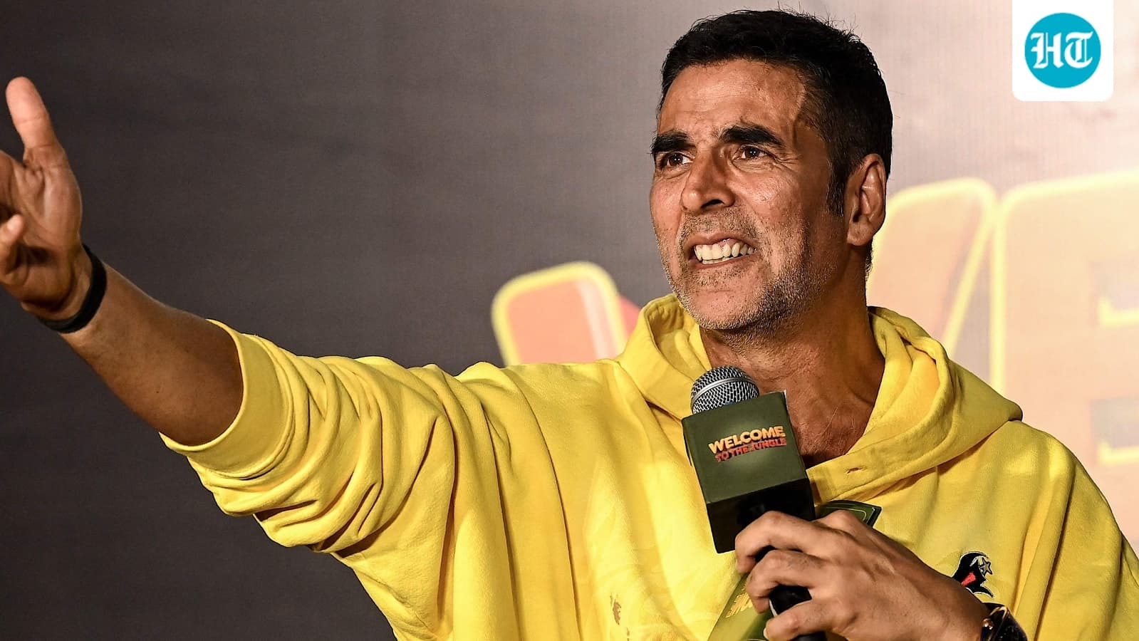 Akshay Kumar Halts Cricket Match to Show Respect for National Flag; Inspires Praise from Fans
