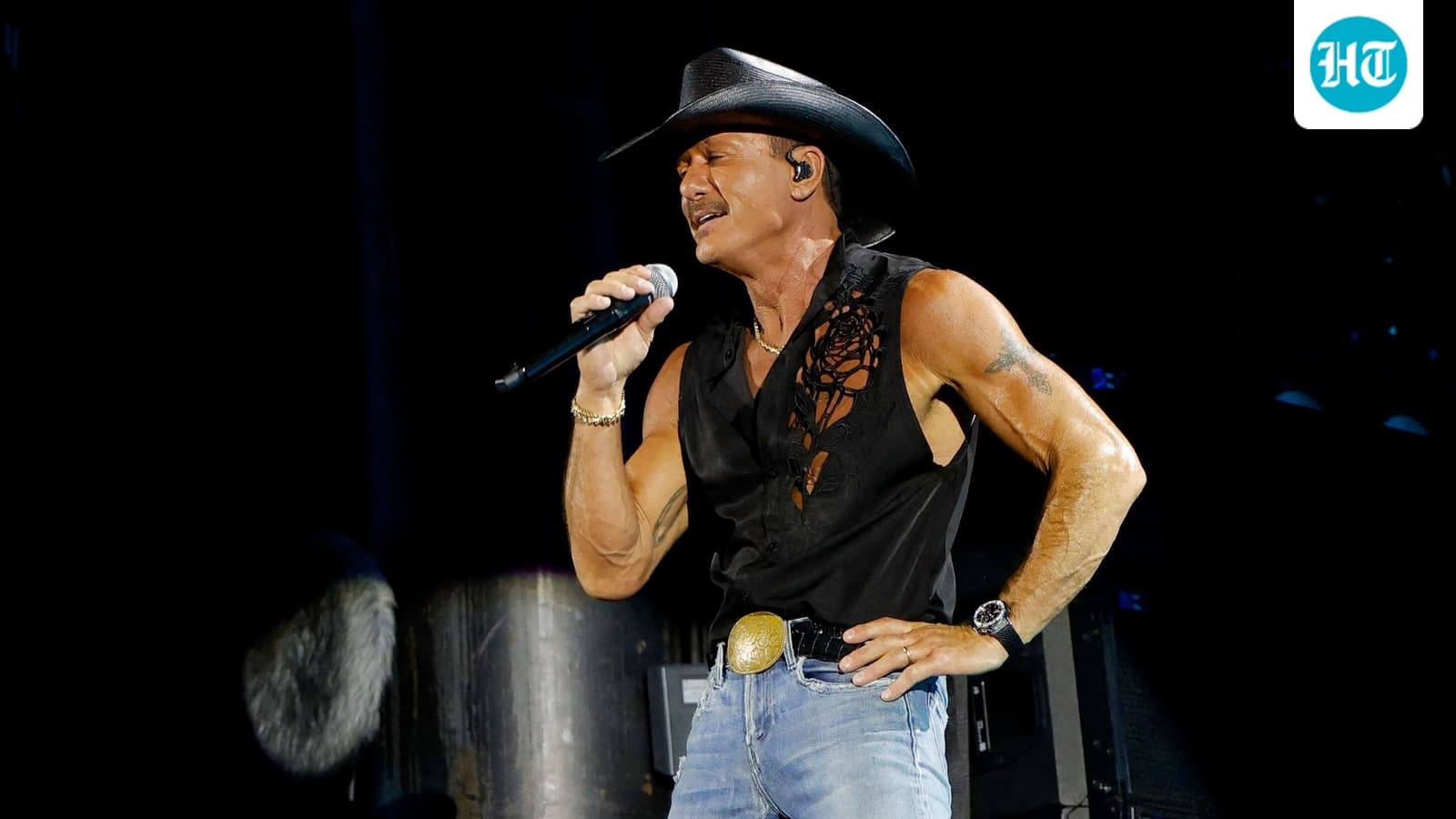 Tim McGraw brushes off fall; keeps rocking the stage
