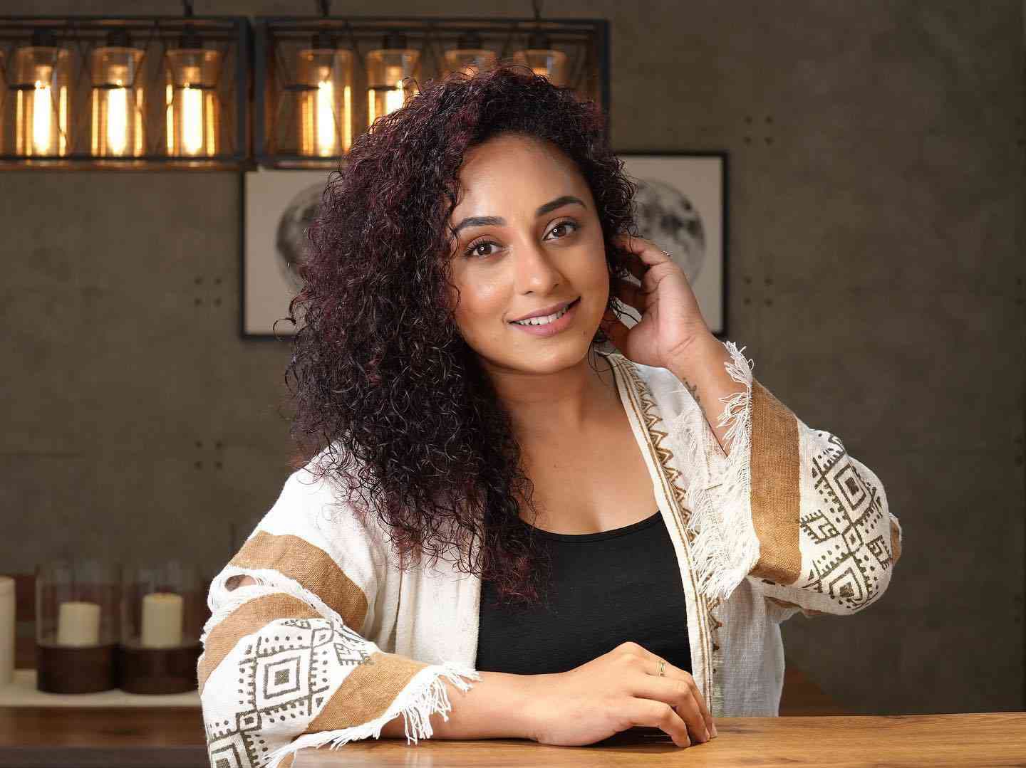 ‘ഞാൻ പേളി മാണി, എന്റെ ഇഷ്ടനിറം കാവി; എനിക്ക് അഭിപ്രായാൻ സ്വാതന്ത്ര്യമുണ്ട്’