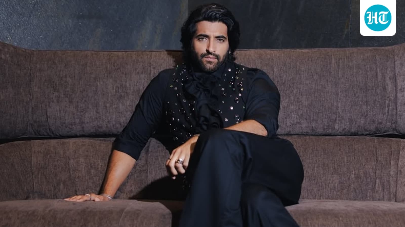 Akshay Oberoi gushes about chilling with Shah Rukh Khan; vows to jump off a cliff for Siddharth Anand